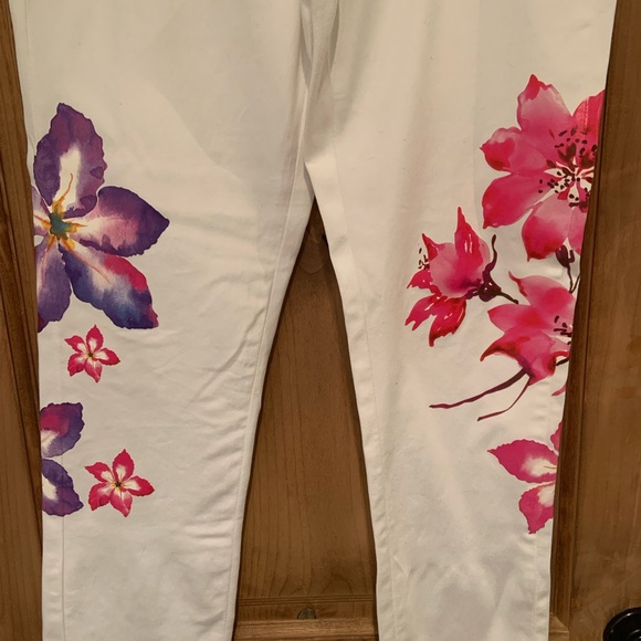 Venus painted floral jeans. Very stretchy! - Picture 3 of 4